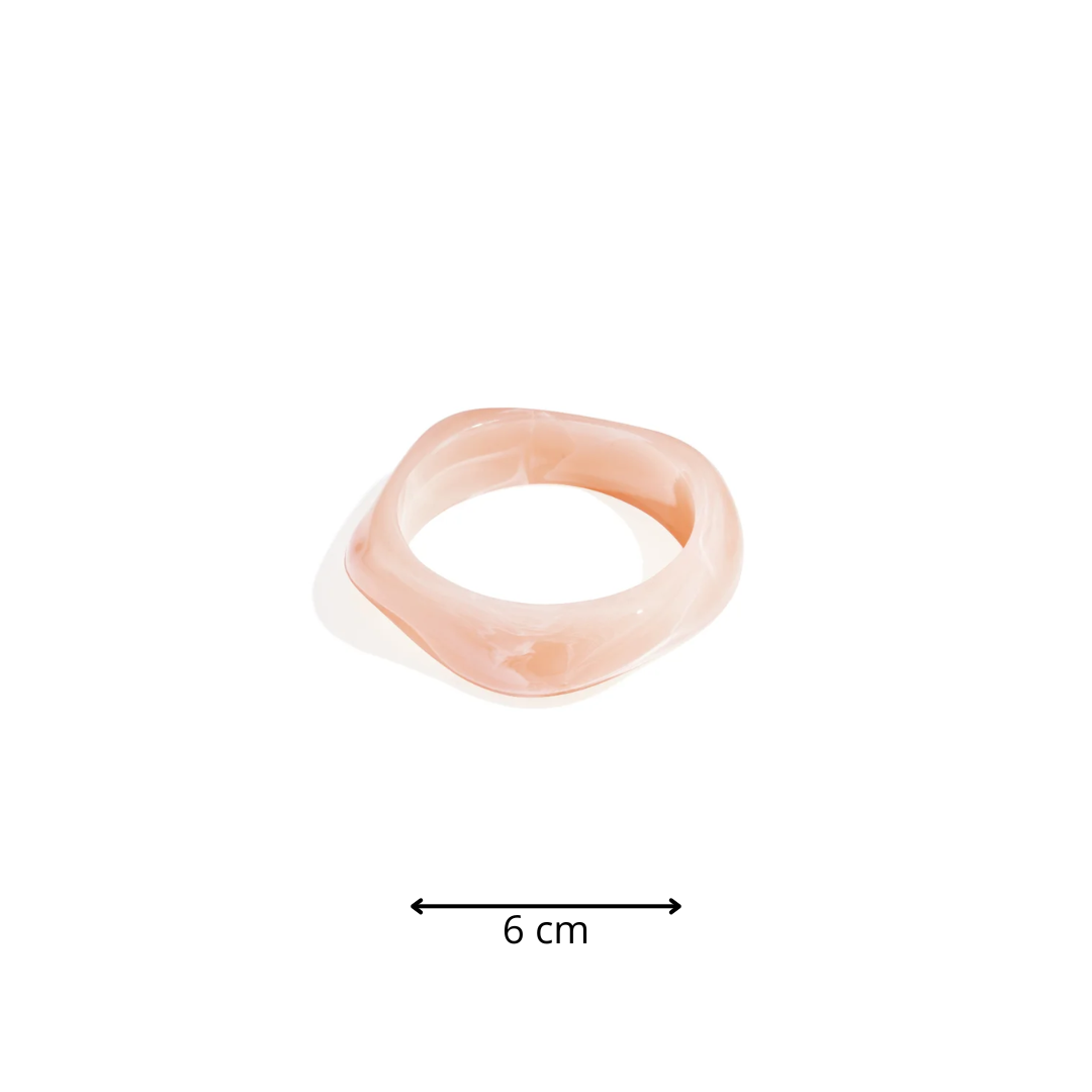 Lichtroze marble bangle armband met organische vorm en glanzende afwerking afmeting