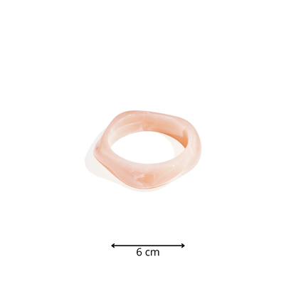 Lichtroze marble bangle armband met organische vorm en glanzende afwerking afmeting