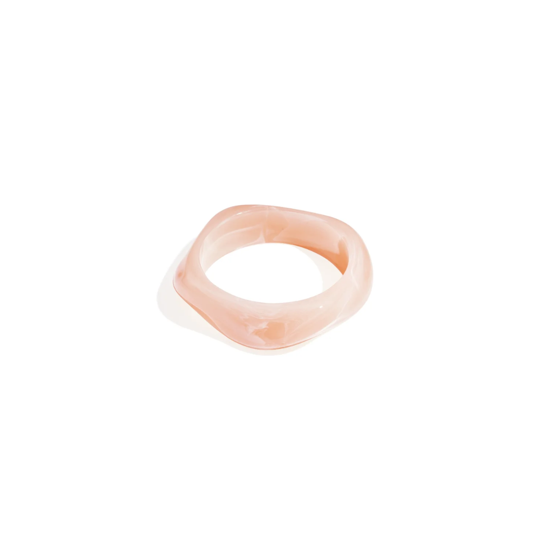 Lichtroze marble bangle armband met organische vorm en glanzende afwerking