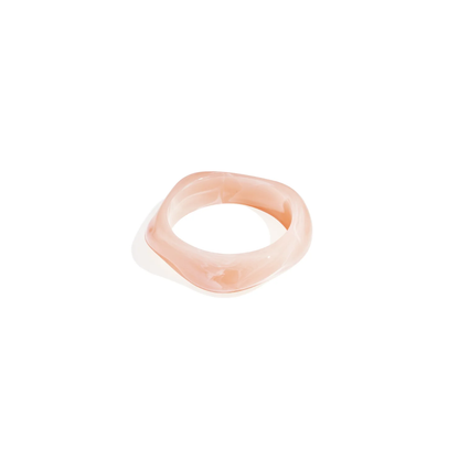 Lichtroze marble bangle armband met organische vorm en glanzende afwerking