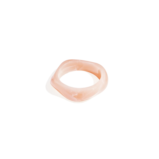 Lichtroze marble bangle armband met organische vorm en glanzende afwerking