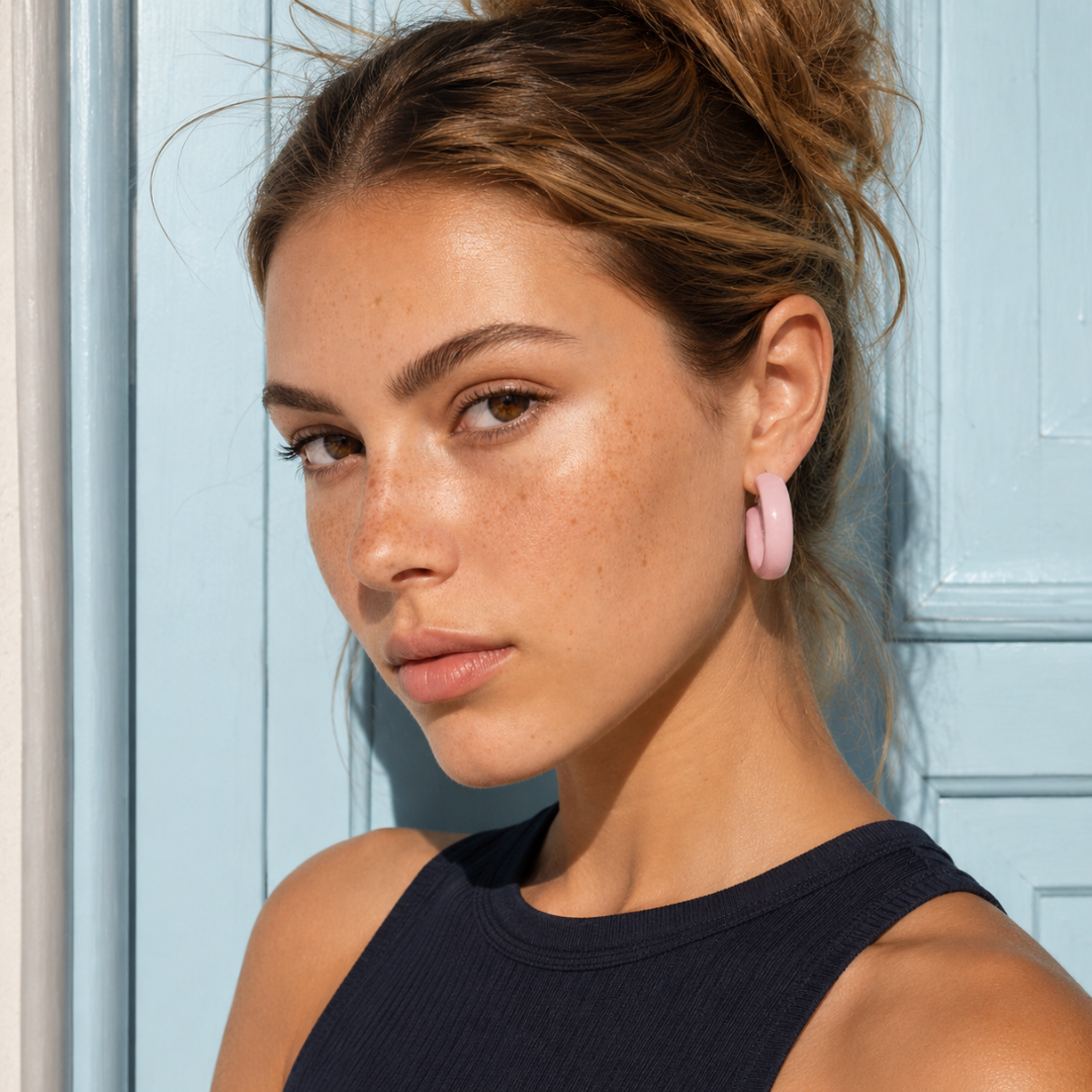 model met Lichtroze lichtgewicht oorringen met klapsluiting