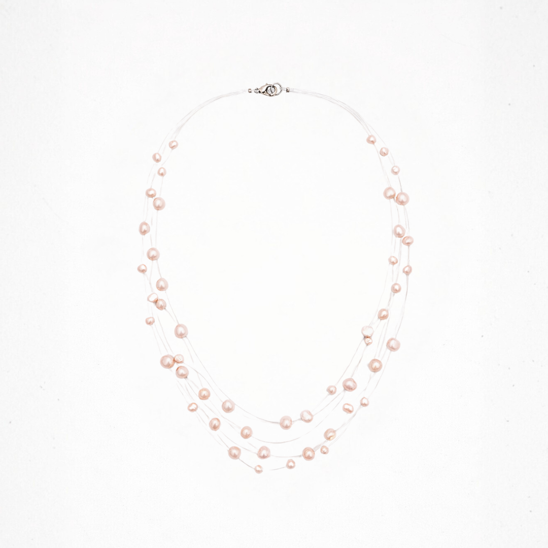 Lichtroze parelketting met transparante draad en floating effect, minimalistische ketting met zwevende kralen