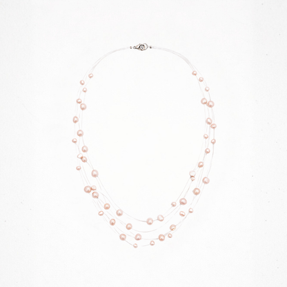 Lichtroze parelketting met transparante draad en floating effect, minimalistische ketting met zwevende kralen