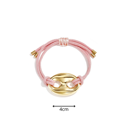 Lichtroze verstelbare rope armband met goudkleurige bean-bedel van Casa Jadel afmeting