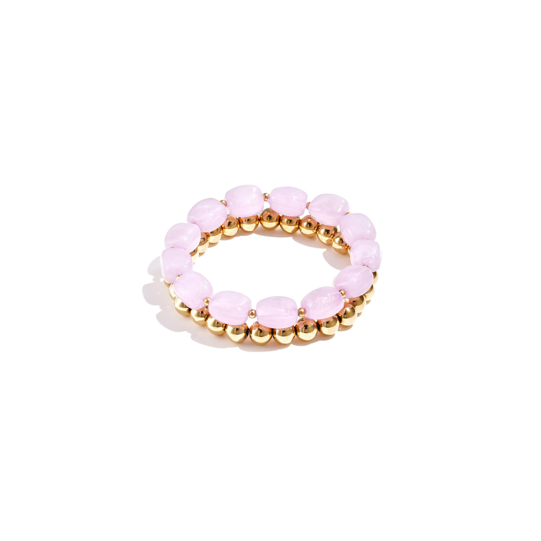 Set van lila kralenarmbanden met goudkleurige kralen voor dames.