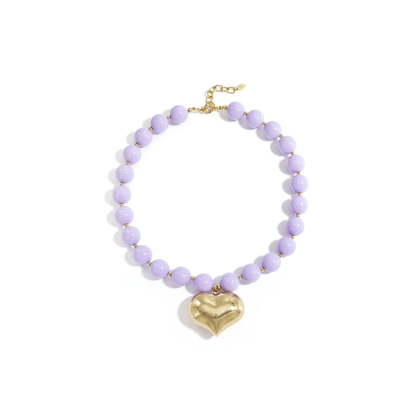 Lila kralenketting met grote gouden hartbedel en goudkleurige details