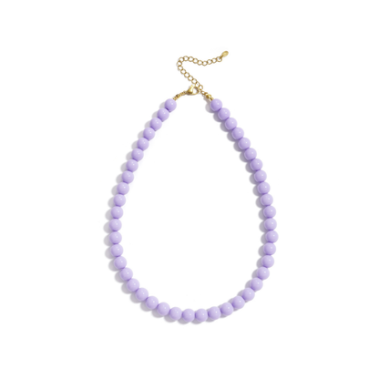 Lila kralenketting met ronde glanzende kralen en goudkleurige sluiting op witte achtergrond