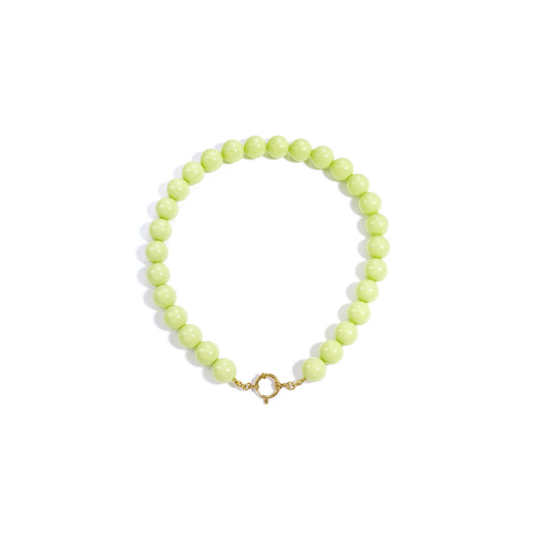 Lime groene grote kralenketting met goudkleurig boeislot voor dames.