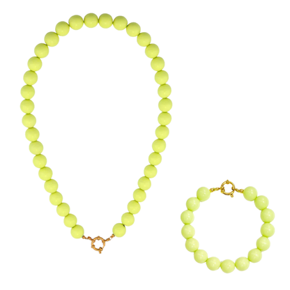 Limegroene kralenset met ronde kralen bestaande uit ketting en armband met goudkleurige sluiting