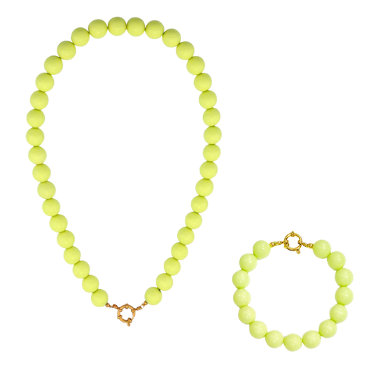 Limegroene kralenset met ronde kralen bestaande uit ketting en armband met goudkleurige sluiting
