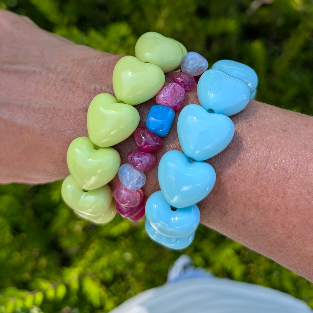 arm met limegroene turquoise chubby hartjes ongelijke agave armbaden