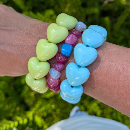 arm met limegroene turquoise chubby hartjes ongelijke agave armbaden