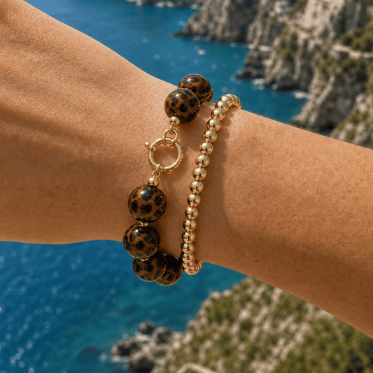 Model draagt luipaard kralenarmband met gouden armband van Casa Jadel