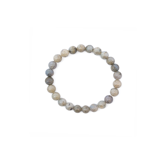 Maansteen edelsteen kralenarmband met ronde lichtgekleurde natuursteen kralen op witte achtergrond