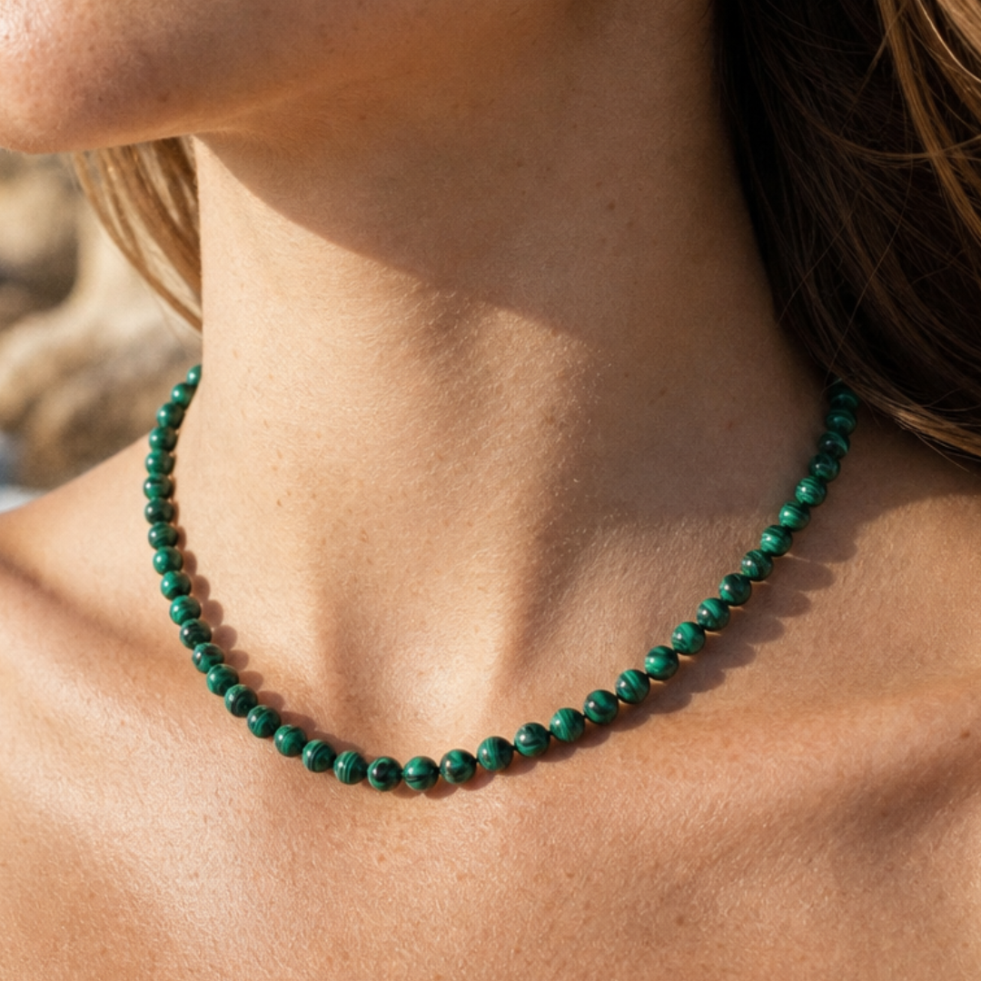 Model draagt groene malachiet natuursteen kralenketting Jacky van Casa Jadel
