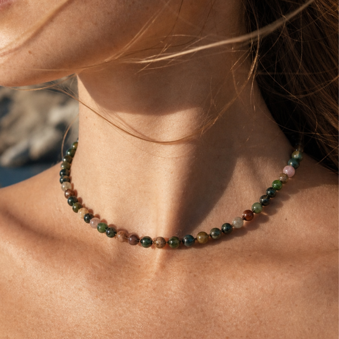 Model draagt groene malachiet natuursteen kralenketting van Casa Jadel
