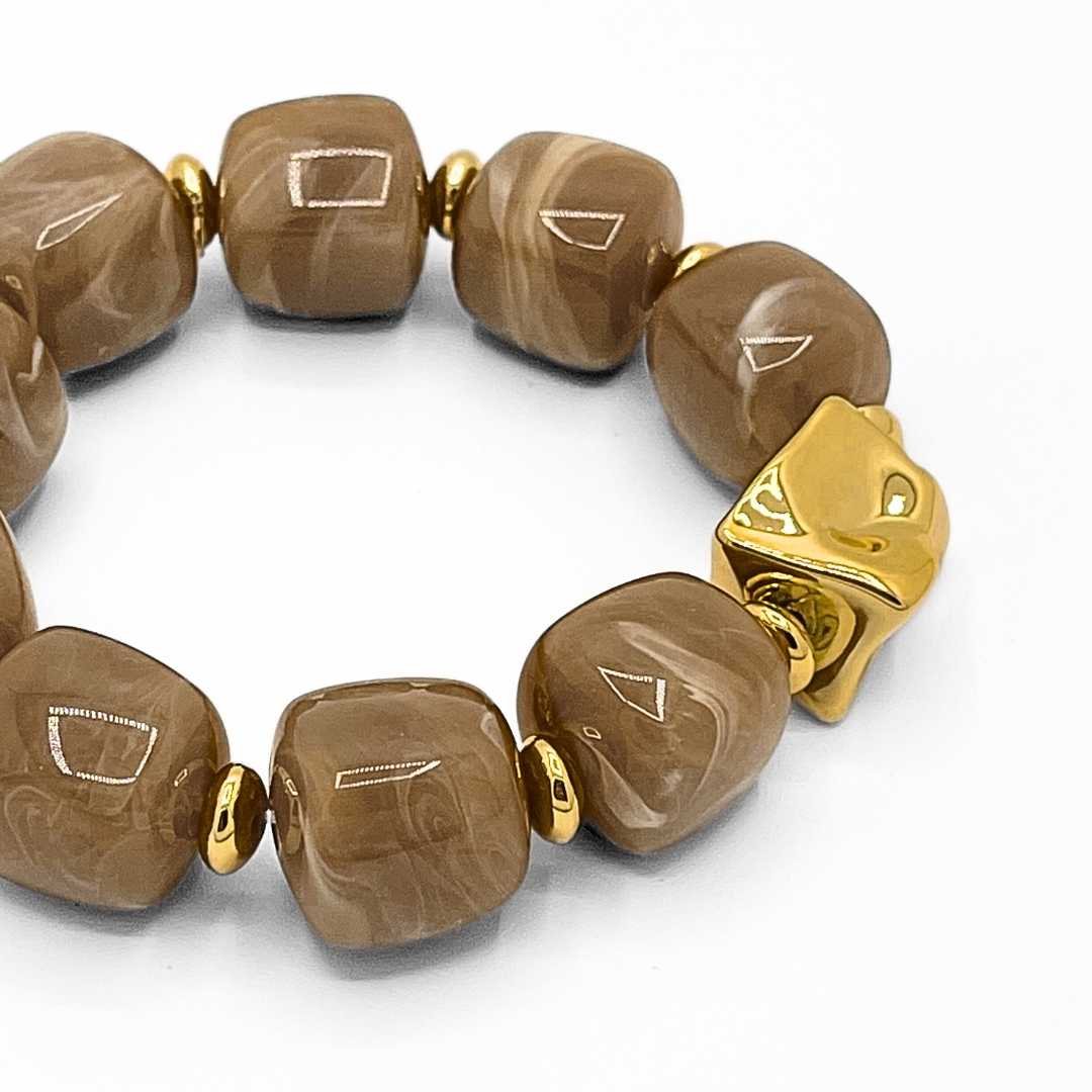 Bruine kralenketting met marmer effect en gouden accent kraal. Ibiza Style Casa Jadel.