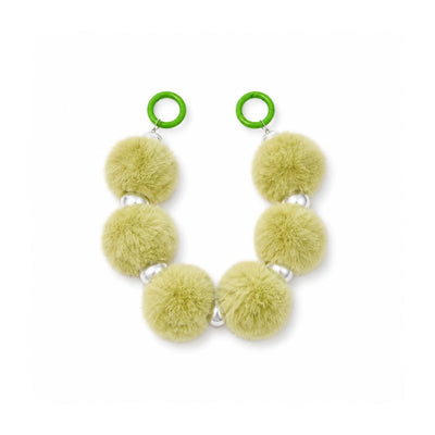 Matchagroene pompom en parels tashanger
