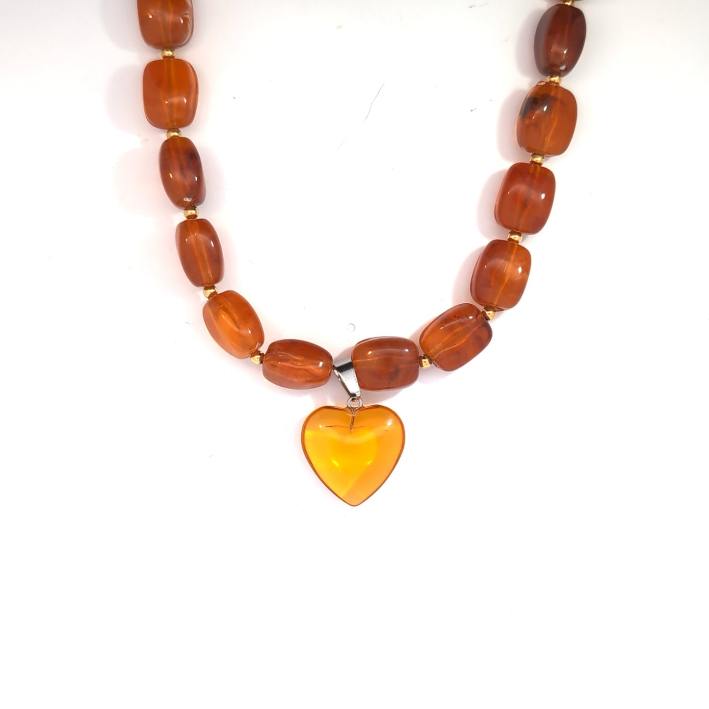 mber bruin hartje bedel gedragen aan amber bruine squared kralenketting