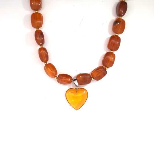 mber bruin hartje bedel gedragen aan amber bruine squared kralenketting