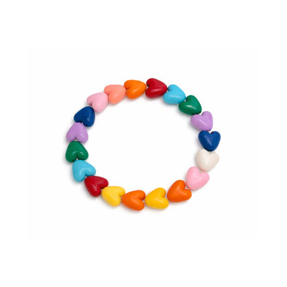 Gekleurde hartjes kralenarmband met multicolor kralen op lichte achtergrond.
