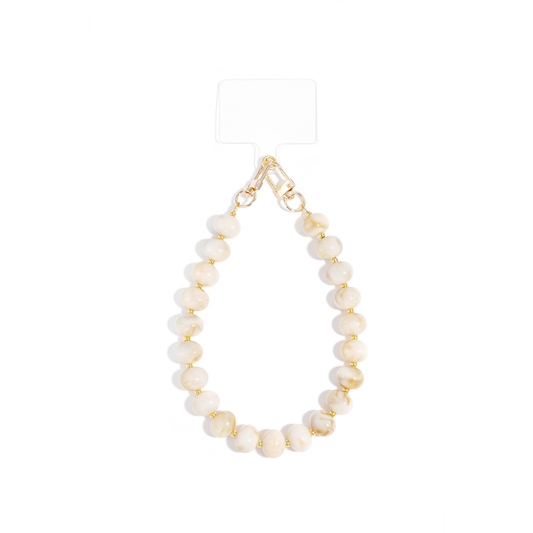 Melkwit kralen telefoonkoord met ronde glanzende kralen en goudkleurige clip op witte achtergrond.