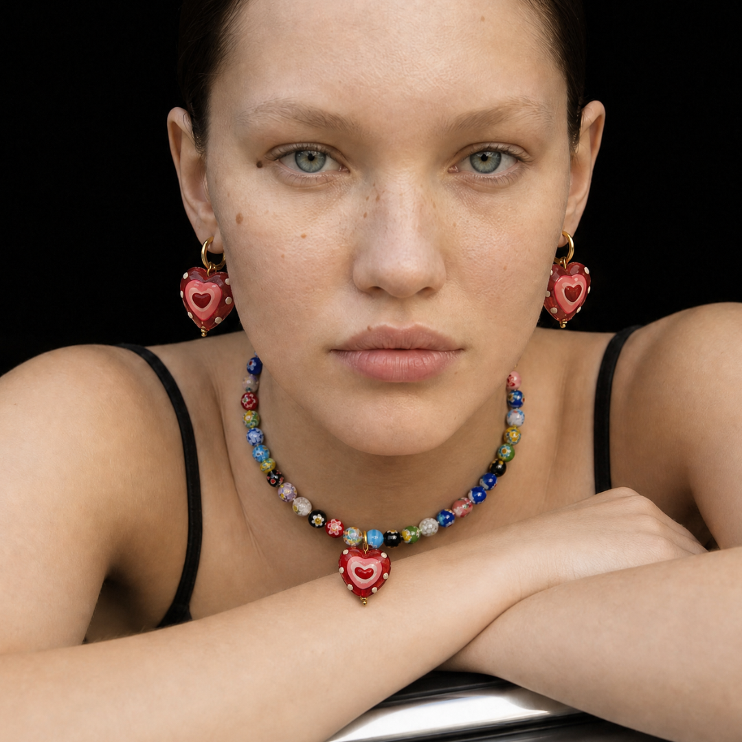 Millefiori glazen hart set met kleurrijke ketting en oorbellen met rood roze glazen hartjes van Casa Jadel.