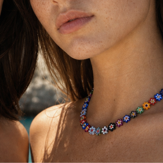 Millefiori kralenketting van glas. Gedragen door model.