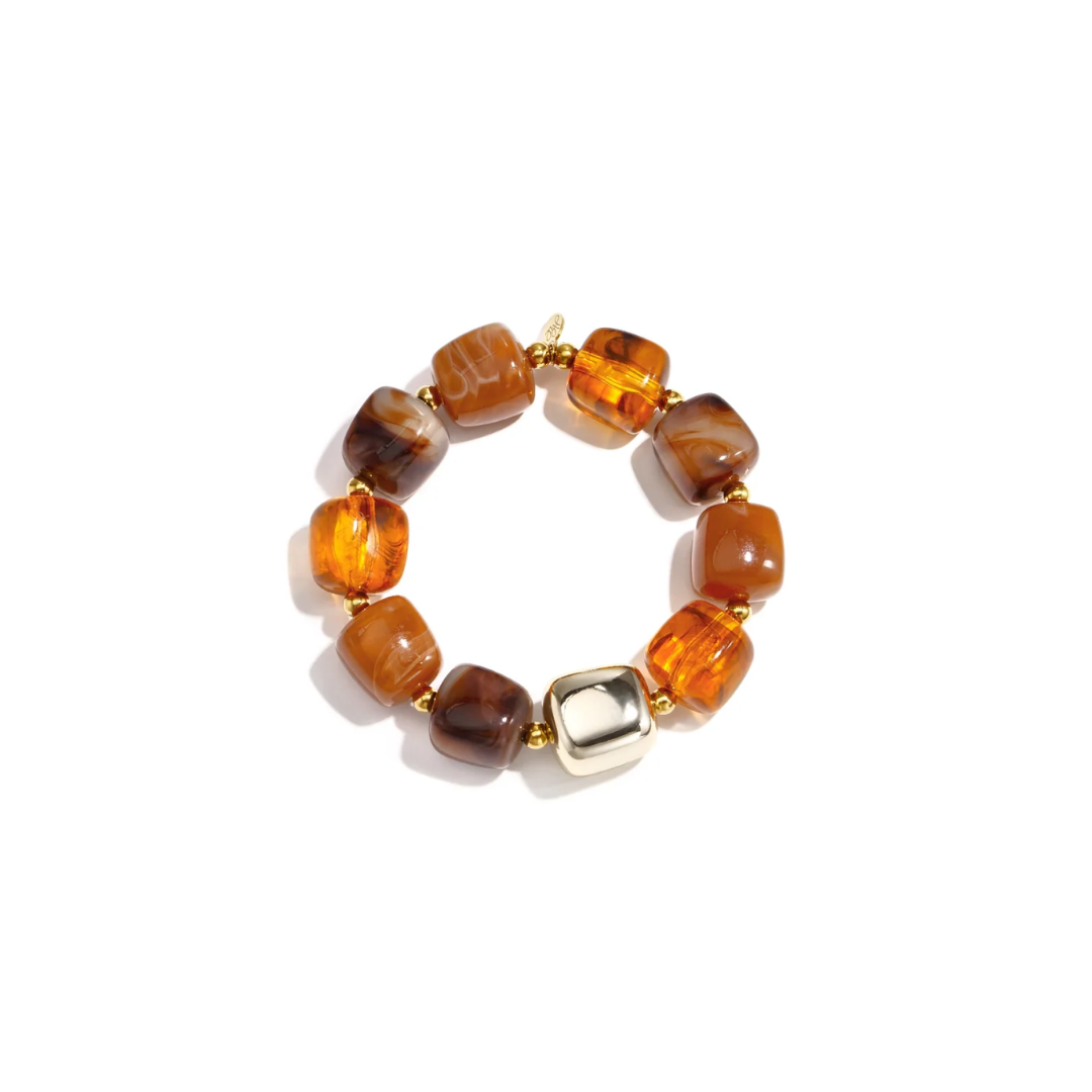 Mixed chunky kralenarmband met amberkleurige, bruine en transparante resin kralen en goudkleurige statement kraal van Casa Jadel.