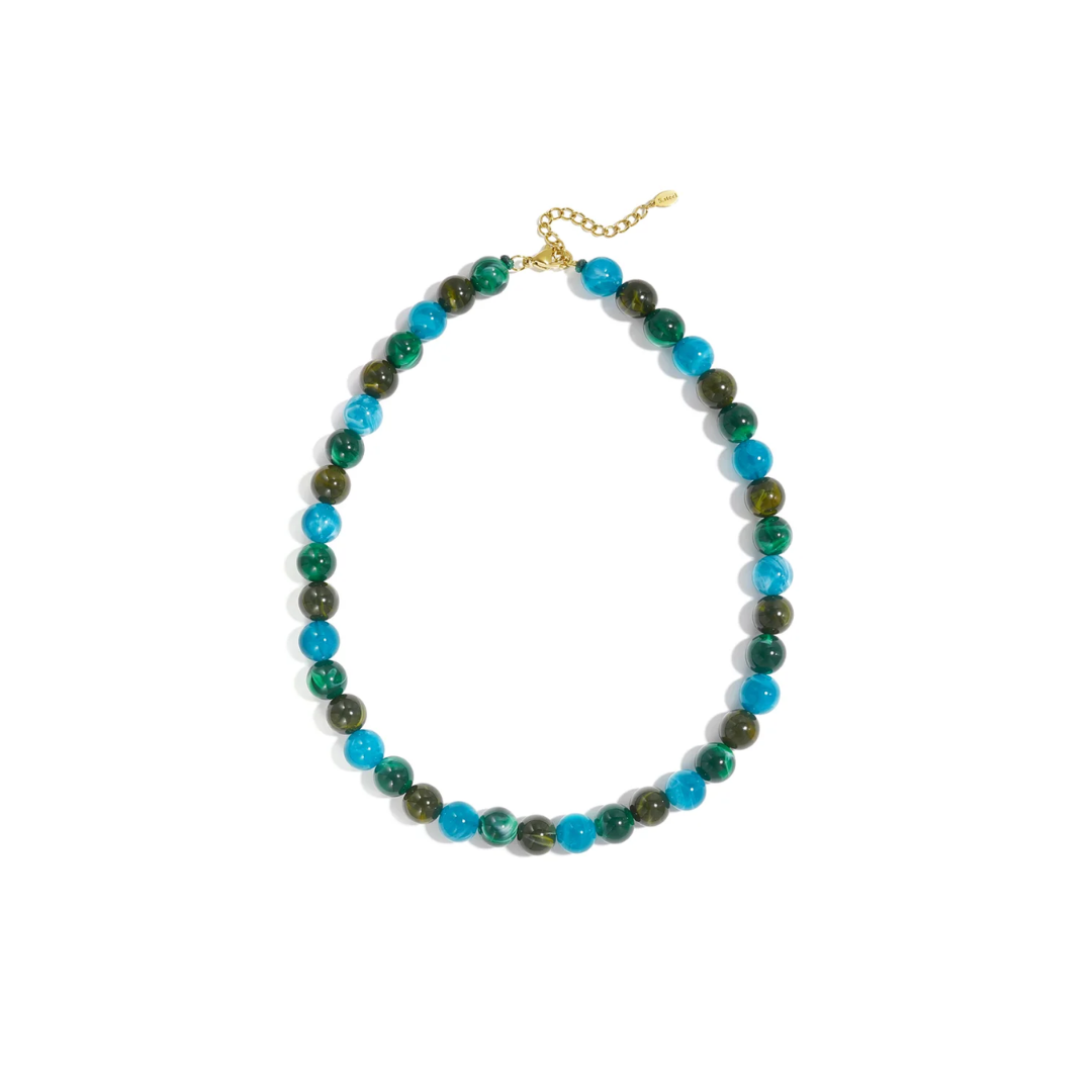 Mixed blauw groene kralenketting Elin met ronde glanzende marble kralen in turquoise, smaragdgroen en olijfgroen en gouden sluiting