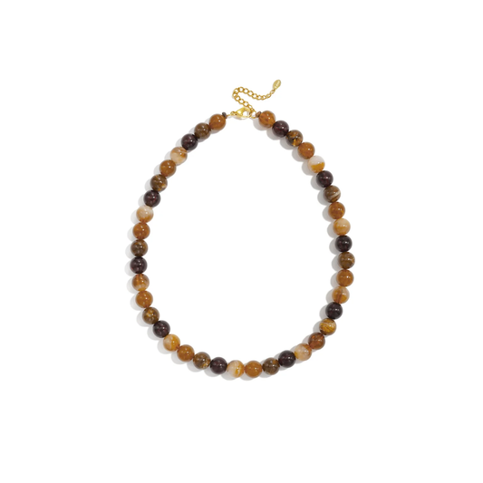 Mixed bruine amber kralenketting Elin met ronde glanzende marble kralen in karamel, chocoladebruin en crème en goudkleurige sluiting