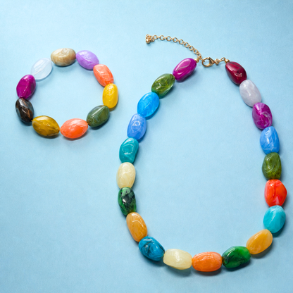 Mixed chunky kralenset met kleurrijke ovale marble kralen, bestaande uit een ketting en armband.