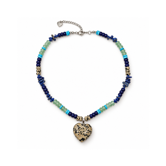 Mixed jaspis en aventurijn kralenketting met blauwe, turquoise, mintgroene en beige kralen, een gevlekte harthanger en zilverkleurige sluiting.