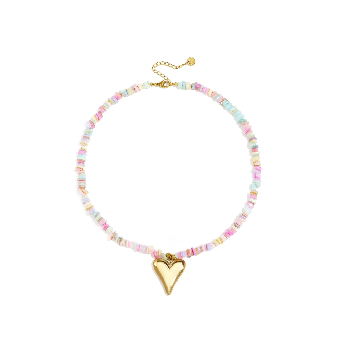 Pastelkleurige kralenketting met groot goudkleurig hart als hanger