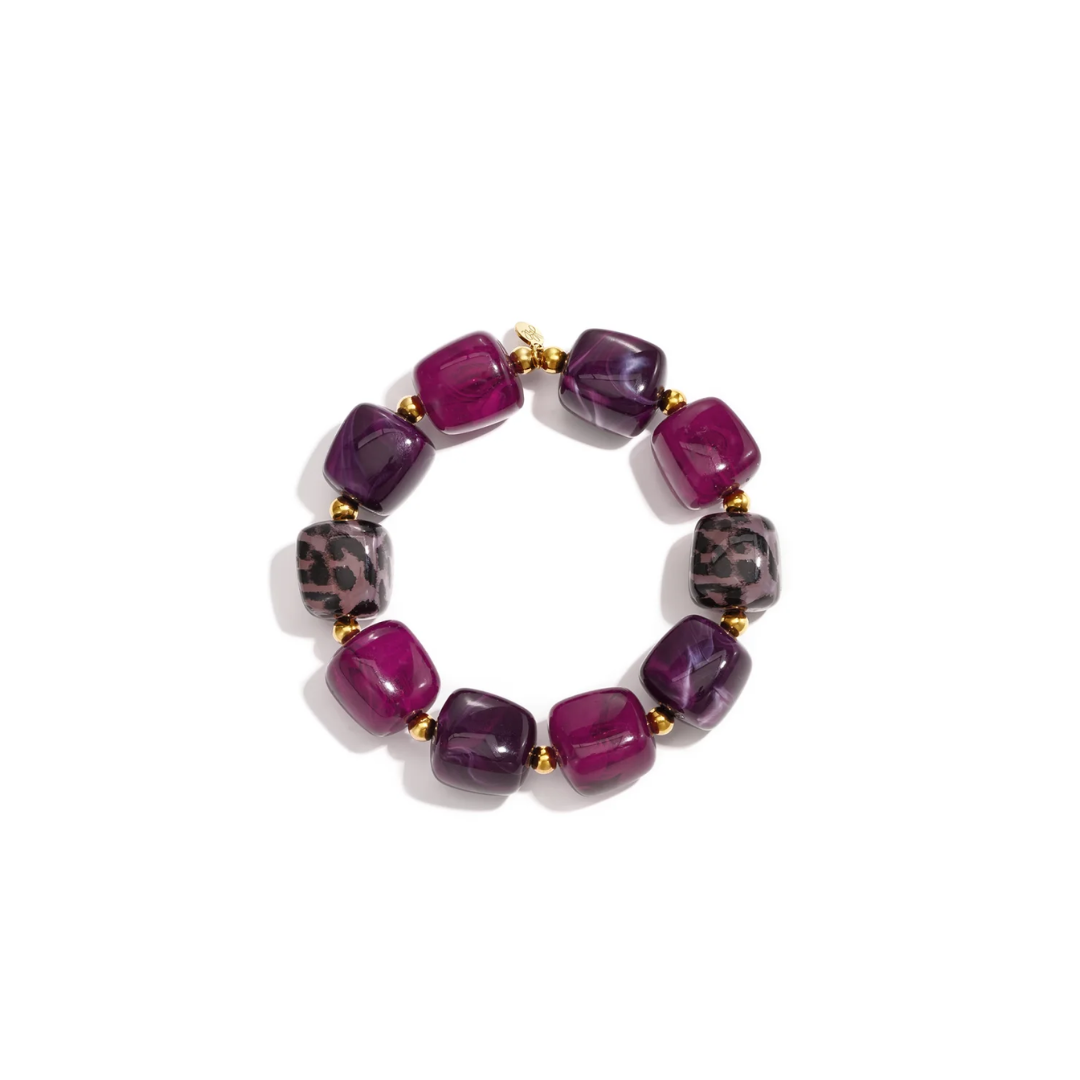 Mixed chunky kralenarmband met paarse, fuchsia en gevlekte resin kralen en goudkleurige accenten van Casa Jadel.