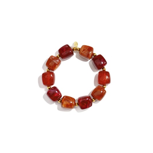 Mixed chunky kralenarmband met rode, oranje, amberkleurige en glitter resin kralen en goudkleurige accenten van Casa Jadel.