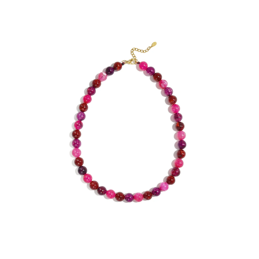Mixed roze burgundy kralenketting Elin met ronde glanzende marble kralen in roze, fuchsia, paars en donkerrood en gouden sluiting