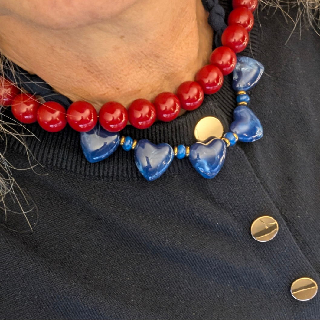model met donkerblauwe bandana ketting en een dode grote kralenketting