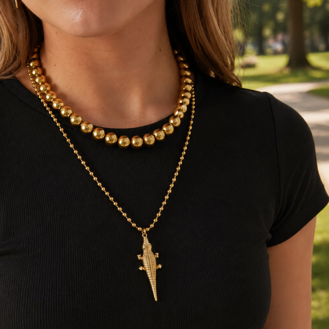 model met Gouden bolletjes ketting met krokodil hanger van stainless steel.