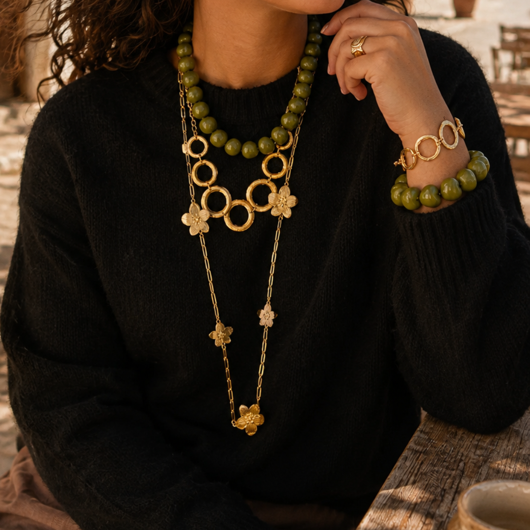 model mt Gouden lange ketting met grote en kleine statement bloemen