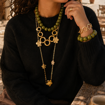 model mt Gouden lange ketting met grote en kleine statement bloemen
