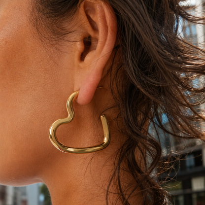 model met gouden statement oorbellen in open hartvorm met chunky afgerond design van Casa Jadel.