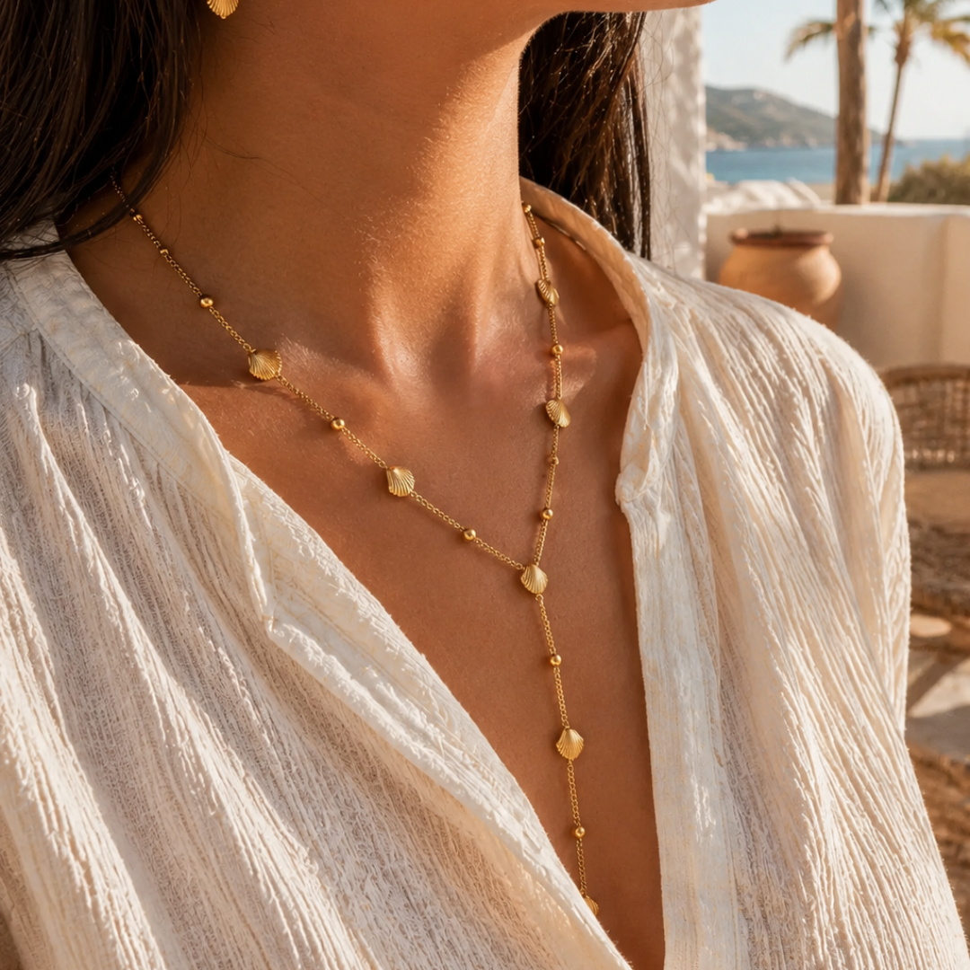 model met Gouden Y-lijn ketting met schelpbedels en fijne schakelketting van Casa Jadel.