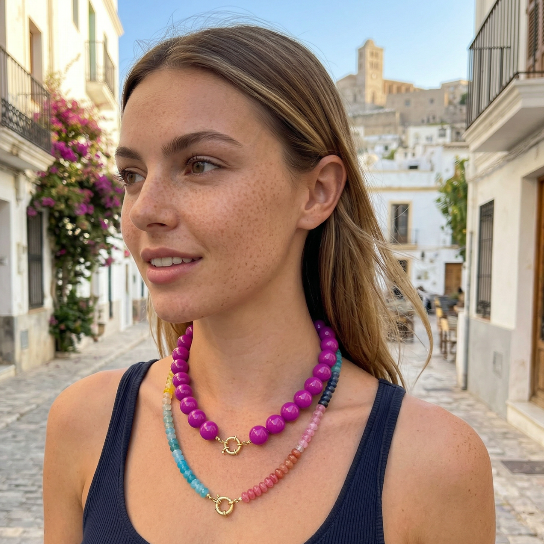 vrouw draagt kleurrijke kralenketting dames met boeislot in Ibiza stijl op zomerse straat