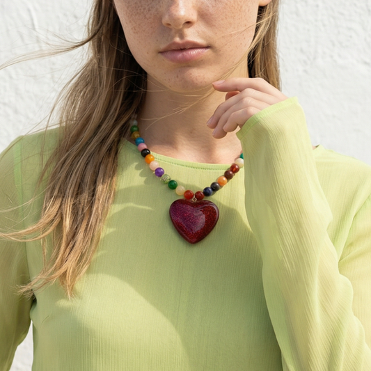 Model met kleurrijke kralenketting dames met rood hart hanger Ibiza stijl