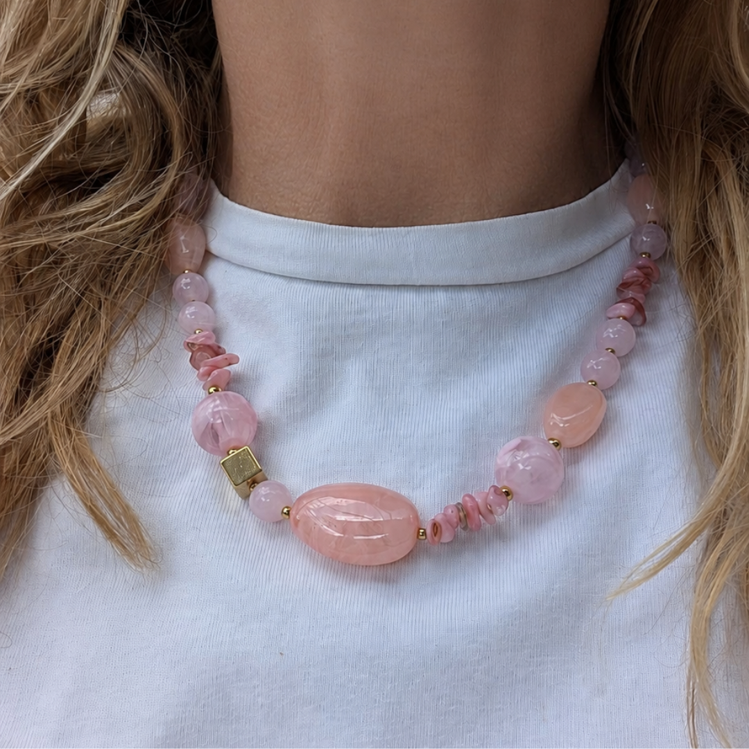 model met Roze kralenketting met lichtroze kralen, roze natuursteen chips en goudkleurige details