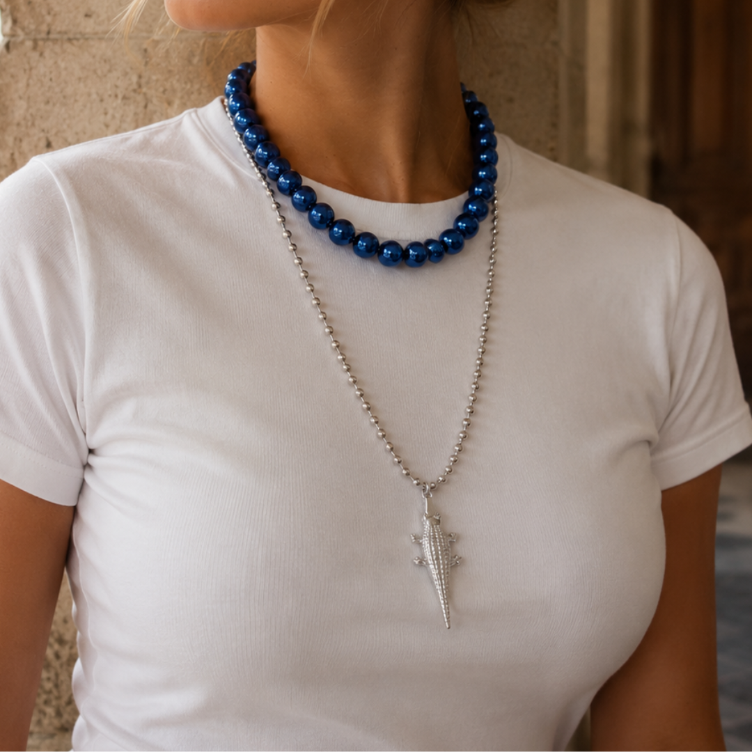 model met Zilveren bolletjes ketting met krokodil hanger van stainless steel.
