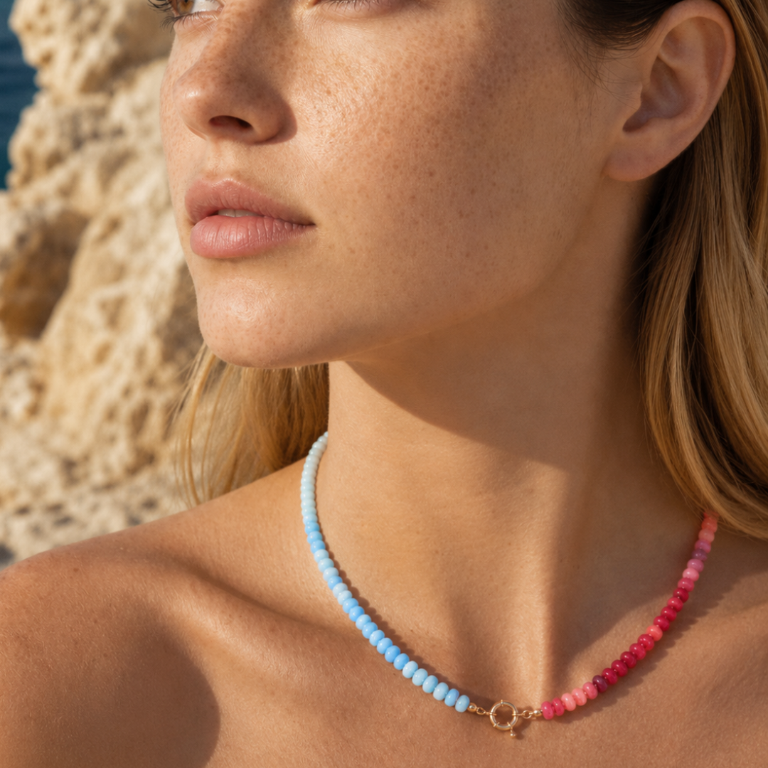 Model met ibiza style roze en blauwe glazen kralenketting 