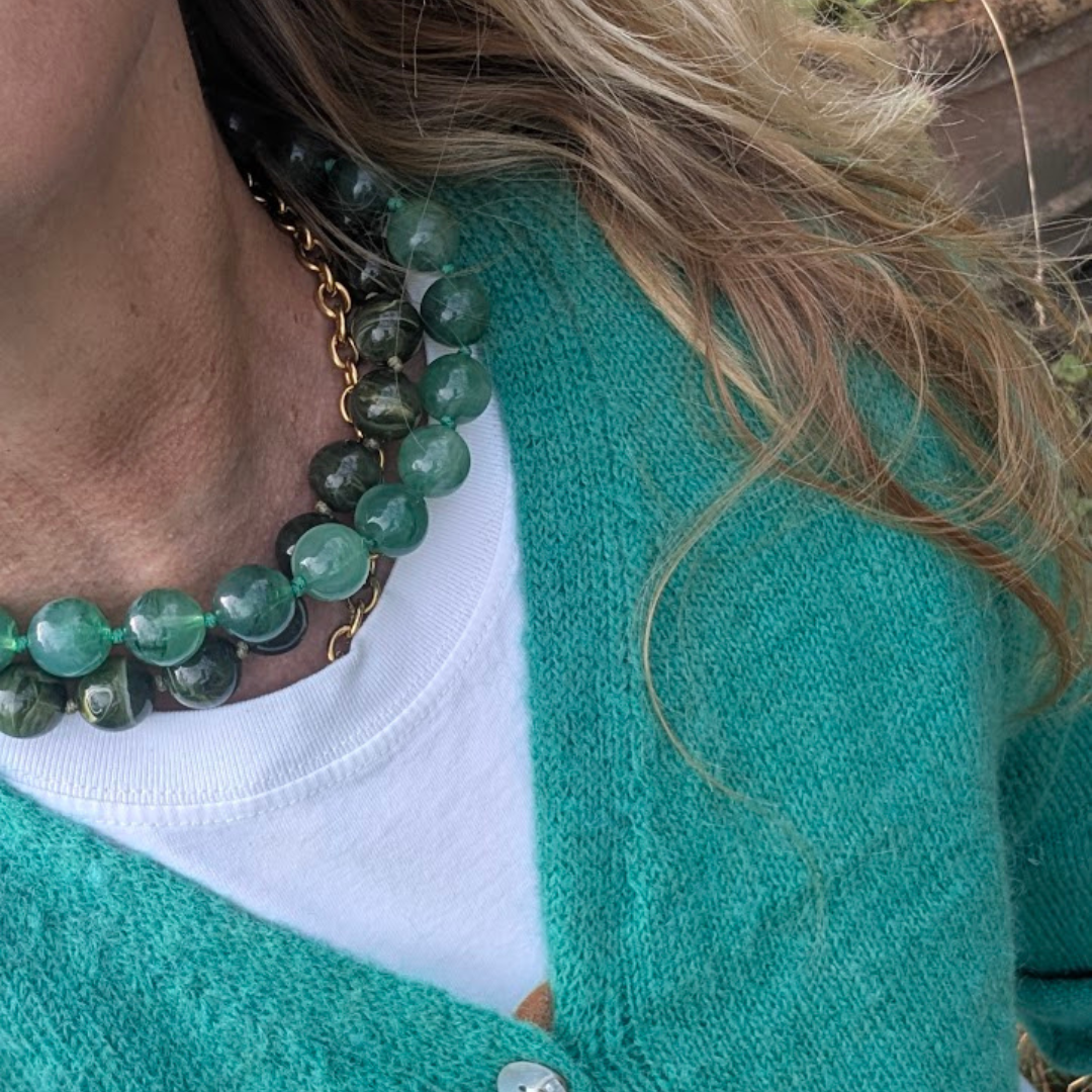 model met  gras groene en leger groen gemarmerde grote kralenketting